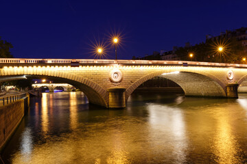 Fototapeta na wymiar The Louis Philippe bridge at night,Paris,France.