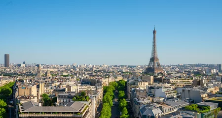 Schilderijen op glas Parijse straat met uitzicht op de beroemde Parijse Eiffeltoren op een zonnige dag met wat zonneschijn © AA+W