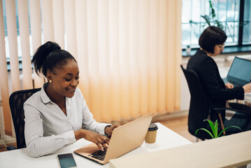Obraz premium Business working on a laptop in a creative office environment