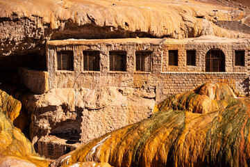 PUENTE DEL INCA. PROVINCIA DE MENDOZA. ARGENTINA. FOTOGRAFIA HORIZONTAL DE CERCA. COLOR