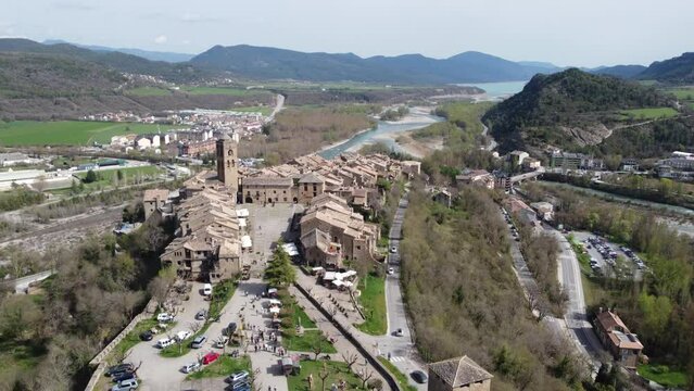 Vista a&eacute;rea de la localidad de A&iacute;nsa (Huesca). Im&aacute;genes tomadas con drone en 4k.