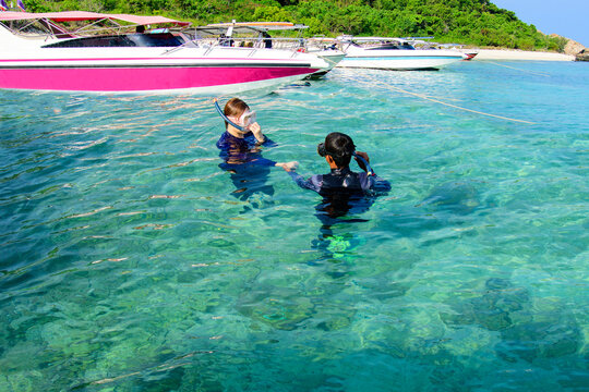 Dive instructors teach you how to breathe underwater with water and practice scuba diving in open water.