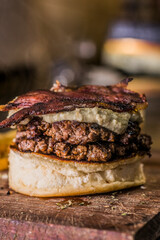 burguer with cheese and bacon