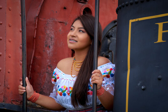 Mujer Ind&iacute;gena Ecuador-Riobamba
Las mujeres ind&iacute;genas son reconocidas como las protectoras y guardianas de los valores culturales y las garantes de la permanencia de sus pueblos.