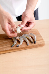 エビの下処理をする手元　shrimp