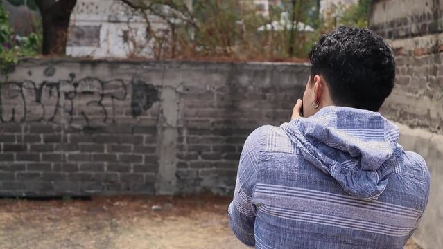 Joven tomando fotograf&iacute;as en un lugar bald&iacute;o