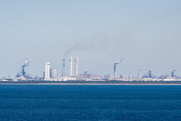 Fototapeta premium 京浜工業地帯と海