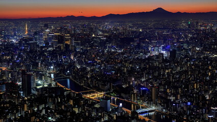 Fototapeta na wymiar 東京スカイツリーから望む富士山と夕景
