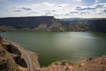 Obraz na płótnie Canvas Overlook of the Cove Palisades State Park in Oregon. Wide view at the Lake Billy Chinook