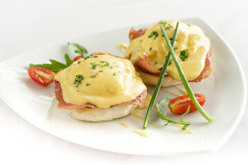 eggs benedict breakfast with ham and hollandaise sauce - 501257248