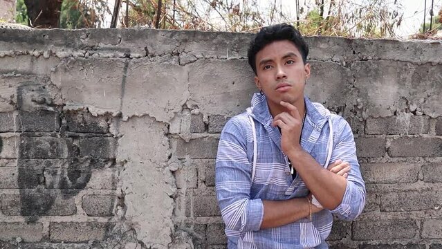 Un joven pensando fuera de casa