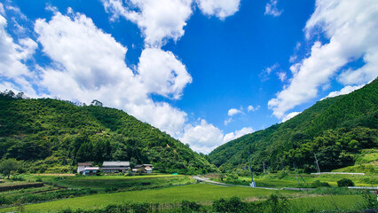 日本の風景・山と空と家