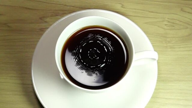 コーヒーに落ちる水滴と波紋