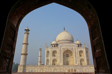 Fototapeta premium Taj Mahal framed with the arch of jawab, Agra, Uttar Pradesh, India