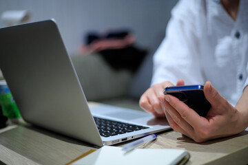 ホテルのベッドでノートパソコンを使用している女性	