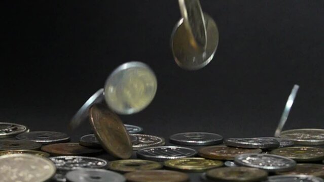 落下する日本の硬貨 スローモーション