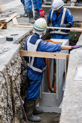 道路の脇に側溝を造る作業員