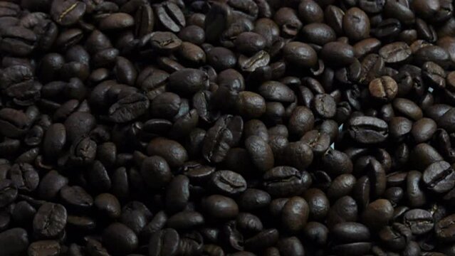 降り注ぐコーヒー豆 スローモーション
