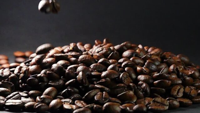 降り注ぐコーヒー豆と黒背景 スローモーション