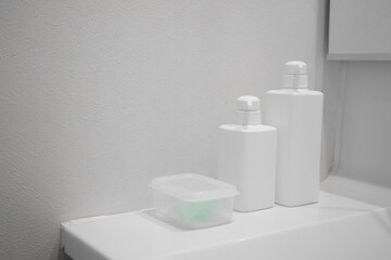 Fototapeta na wymiar 乳白色のボトルのある洗面所、風呂、流し台、清潔、水道、容器、白、鏡、スポンジ
