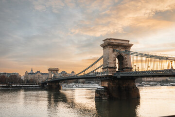 Fototapeta premium Budapest, Hungary - The world famous Szechenyi Chain Bridge at sunrise in winter