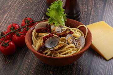 Pasta with vongole and tomato