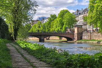 Fototapeta na wymiar Green route around Strasbourg on the river