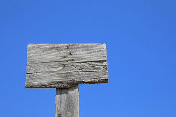 madera gris vieja agrietada clavos señal cielo azul 4M0A4572-as22