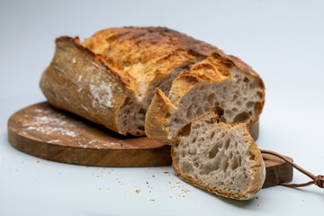 
Sliced ​​fresh wheat bread on white background