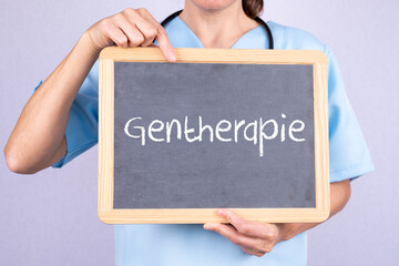 Ärztin zeigt auf eine Tafel auf der Gentherapie steht