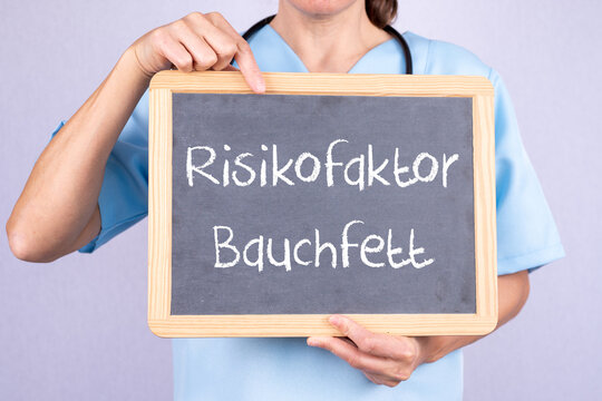 &Auml;rztin mit einer Tafel auf der Risikofaktor Bauchfett steht