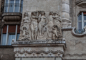 Obraz premium Detail of St. Gellert Bath, the most famous Art Nouveau (Secession) thermal bath in the old town of Budapest, Hungary, Eastern Europe. Statues, ornaments, architectural background.