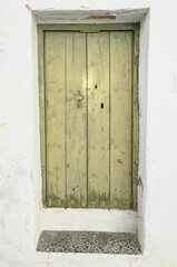 Puerta verde en típico pueblo encalado español