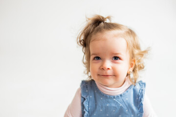 Naklejka premium beautiful little girl playing games