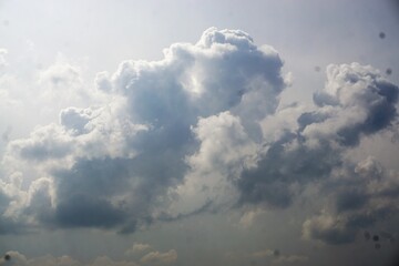 Fototapeta na wymiar Wolkengebilde am diesigen Himmel im Frühling 