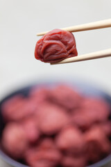 箸でつまんだ梅干し