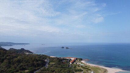 【角島大橋】山口県下関市豊北町大字神田自然と町並み～ドローン空撮　角島の青い海と空