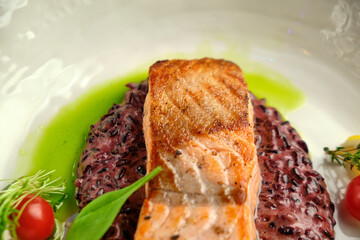 Grilled salmon fillet with lime