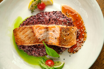 Grilled salmon fillet with lime