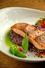 Grilled salmon fillet with lime