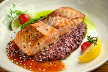 Grilled salmon fillet with lime