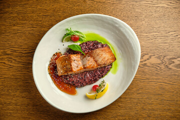 Grilled salmon fillet with lime