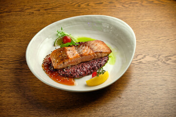 Grilled salmon fillet with lime