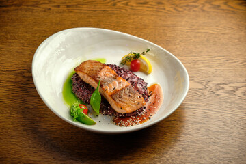 Grilled salmon fillet with lime