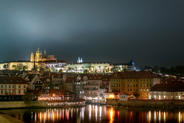 Widok z Mostu Karola na Stare Miasto - panorama nocą Praga Czechy - obrazy, fototapety, plakaty