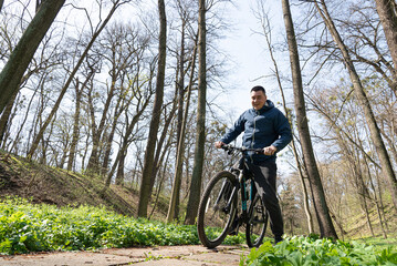 Obraz premium Man riding on mountain bike