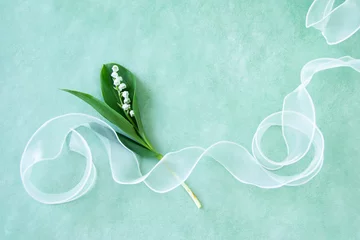  すずらんの花束とクルクルした白いリボンのデザイン（グリーンバック） © HanaPhoto