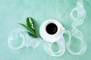 Zelfklevend Fotobehang コーヒーとスズランの花束と白いリボンのデザイン（グリーンバック） © HanaPhoto