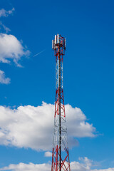 Anteny komunikacyjne 4G i 5G na niebie z chmurami  w słoneczny dzień. - obrazy, fototapety, plakaty