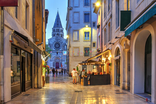 Rue de la Madelaine looking towards Eglise St-Paul in Nîmes, France
